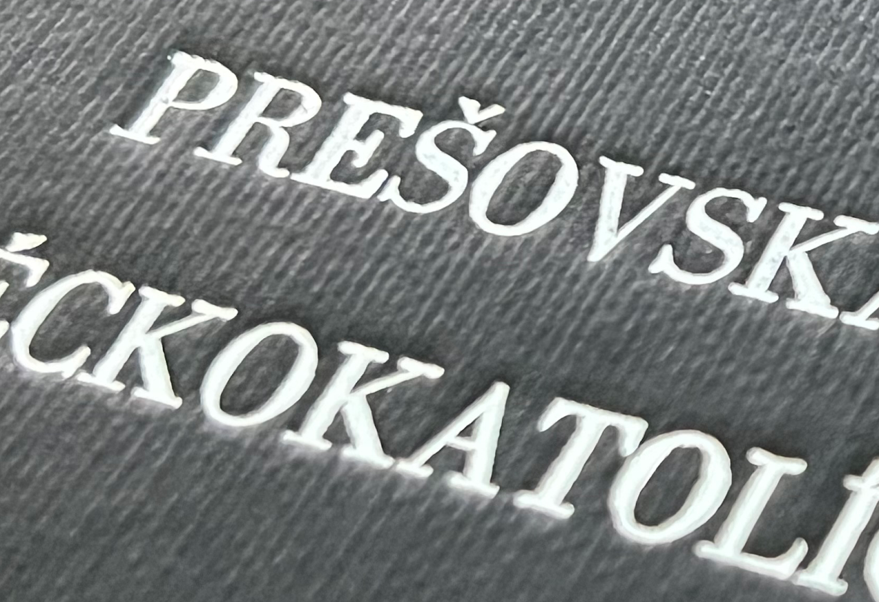 Detail razby textu na obálke diplomovej práce